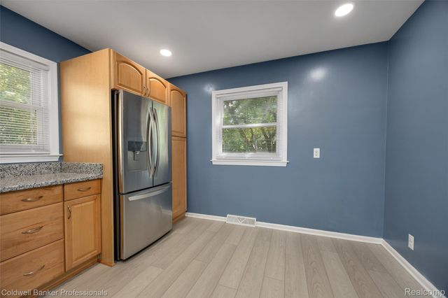 2050 Ridgemont Road, Grosse Pointe Woods, MI 48236