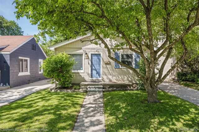 2050 Ridgemont Road, Grosse Pointe Woods, MI 48236
