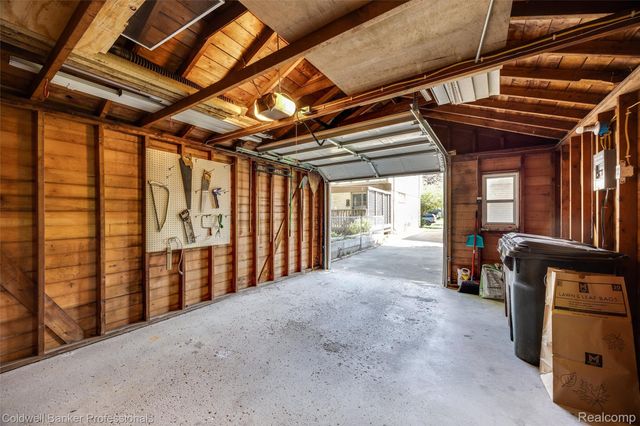 2050 Ridgemont Road, Grosse Pointe Woods, MI 48236