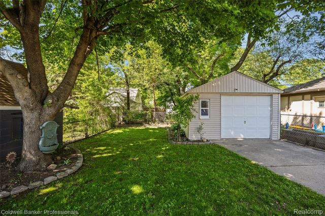 2050 Ridgemont Road, Grosse Pointe Woods, MI 48236