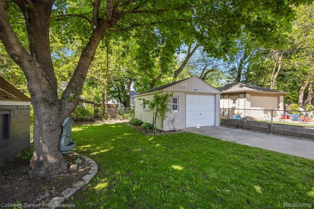 2050 Ridgemont Road, Grosse Pointe Woods, MI 48236