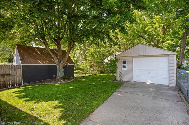 2050 Ridgemont Road, Grosse Pointe Woods, MI 48236
