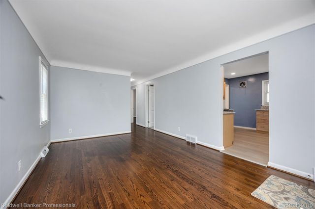 2050 Ridgemont Road, Grosse Pointe Woods, MI 48236