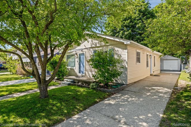 2050 Ridgemont Road, Grosse Pointe Woods, MI 48236