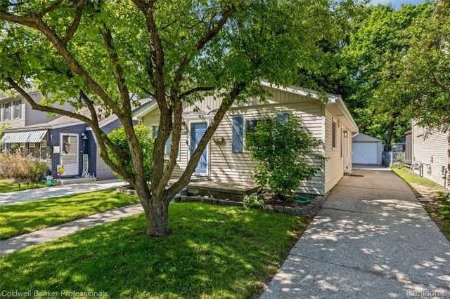 2050 Ridgemont Road, Grosse Pointe Woods, MI 48236