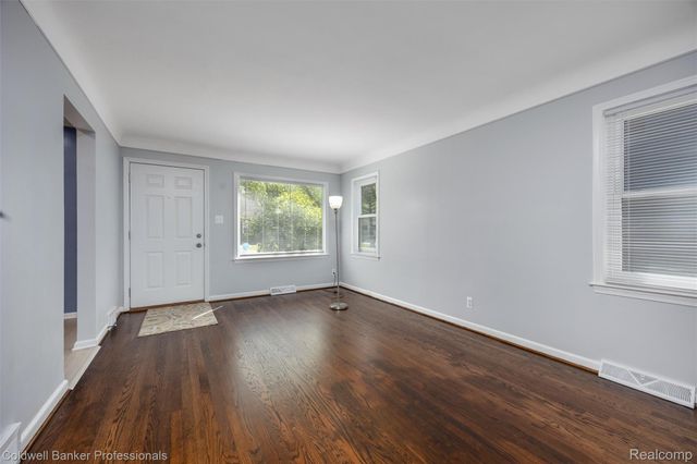 2050 Ridgemont Road, Grosse Pointe Woods, MI 48236