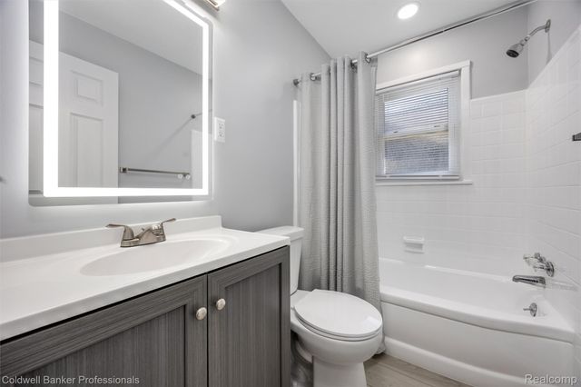 2050 Ridgemont Road, Grosse Pointe Woods, MI 48236