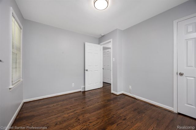 2050 Ridgemont Road, Grosse Pointe Woods, MI 48236