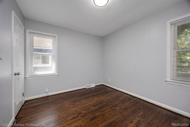 2050 Ridgemont Road, Grosse Pointe Woods, MI 48236