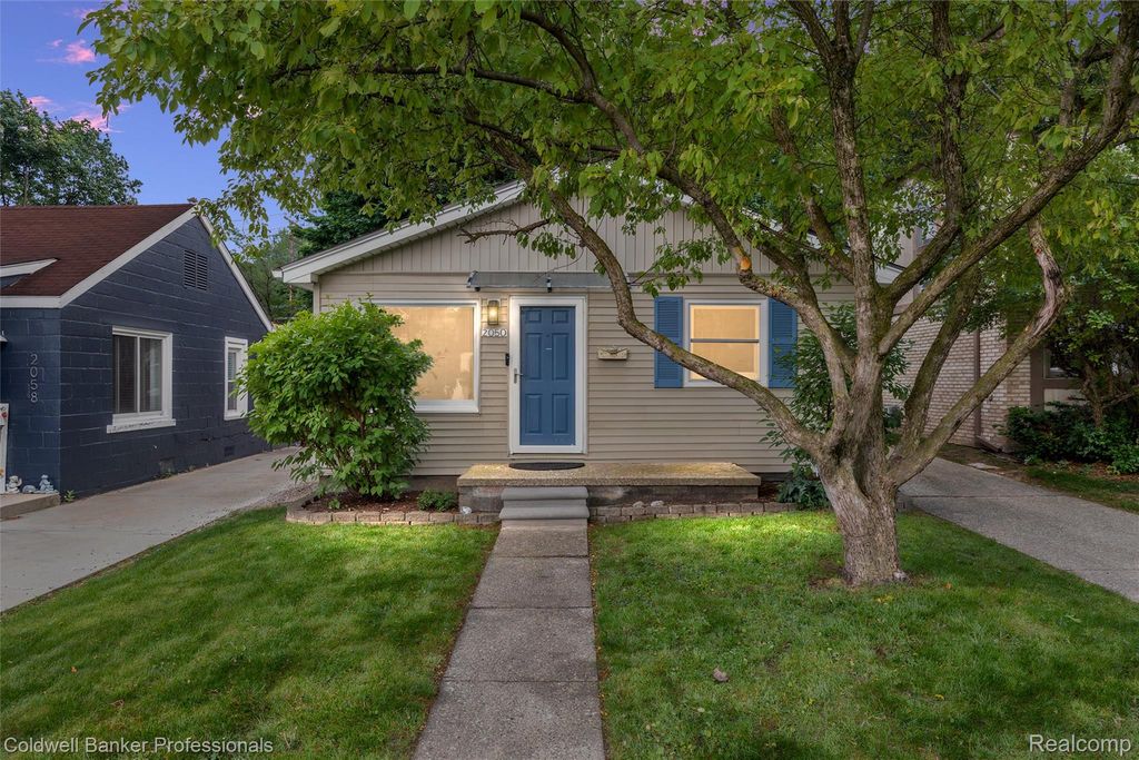 2050 Ridgemont Road, Grosse Pointe Woods, MI 48236