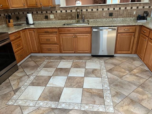 381 Oxford No, Auburn, MA 01501
