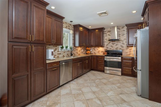 21 Franklin Drive, Mahopac, NY 10541