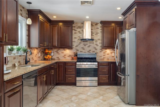 21 Franklin Drive, Mahopac, NY 10541