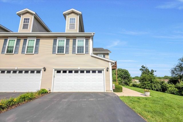 1203 Woodbury COMMON #D, Waukesha, WI 53189