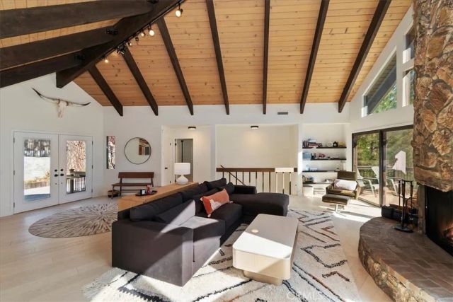 299 Riviera, Lake Arrowhead, CA 92352