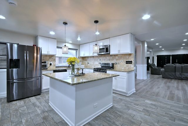 514 S 8th Avenue, Maywood, IL 60153