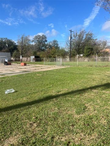 2217 N Hwy 146, Baytown, TX 77520