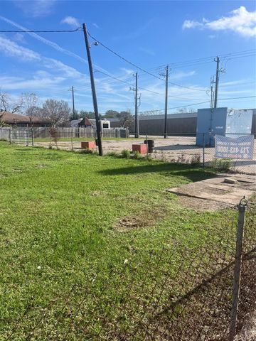 2217 N Hwy 146, Baytown, TX 77520