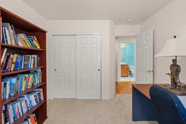 329 Phoenix Hills Drive, Phoenix, OR 97535