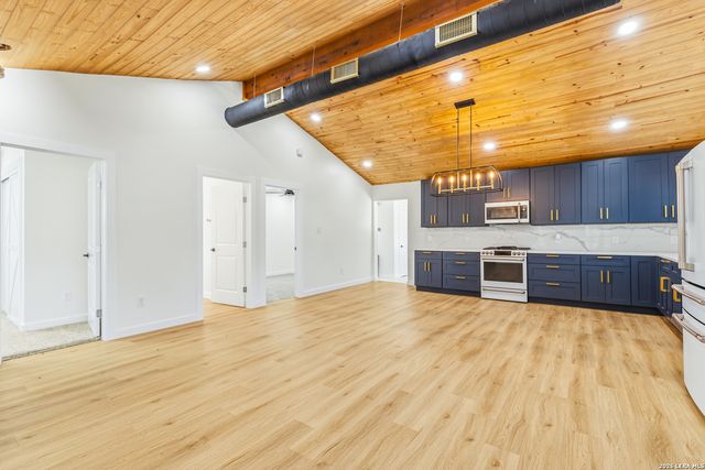 221 W HIGHLAND DR, Boerne, TX 78006
