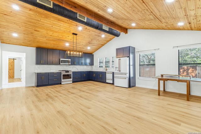 221 W HIGHLAND DR, Boerne, TX 78006