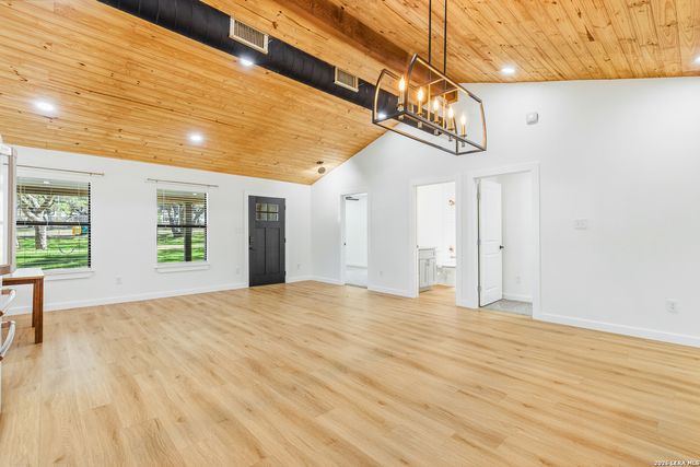 221 W HIGHLAND DR, Boerne, TX 78006