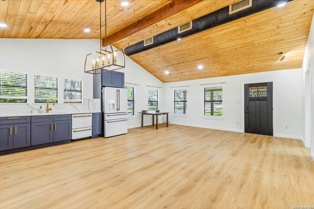 221 W HIGHLAND DR, Boerne, TX 78006