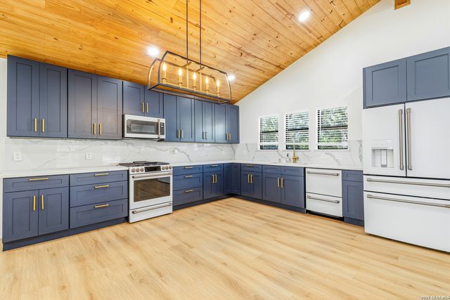 221 W HIGHLAND DR, Boerne, TX 78006