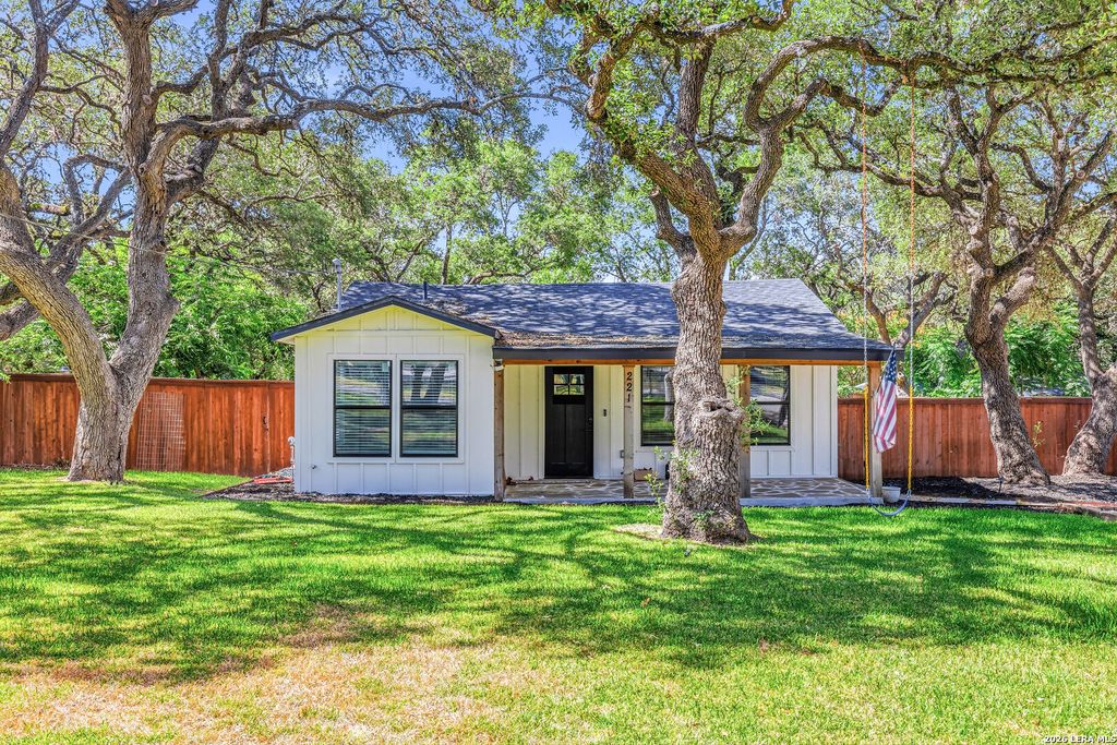 221 W HIGHLAND DR, Boerne, TX 78006