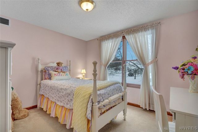 15 Brentwood Common, Orchard Park, NY 14127