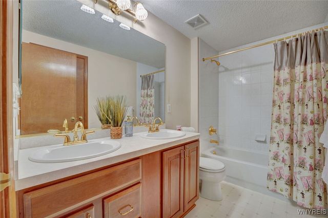 15 Brentwood Common, Orchard Park, NY 14127