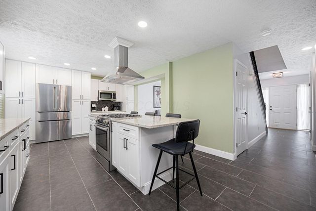 400 Sandmar Court, Pataskala, OH 43062