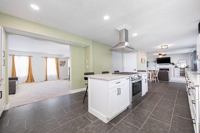 400 Sandmar Court, Pataskala, OH 43062