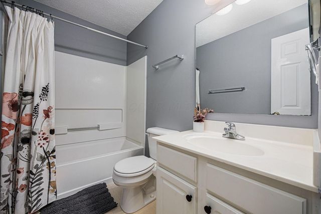 400 Sandmar Court, Pataskala, OH 43062