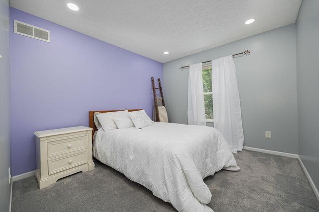 400 Sandmar Court, Pataskala, OH 43062