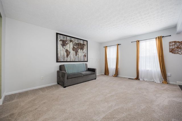 400 Sandmar Court, Pataskala, OH 43062