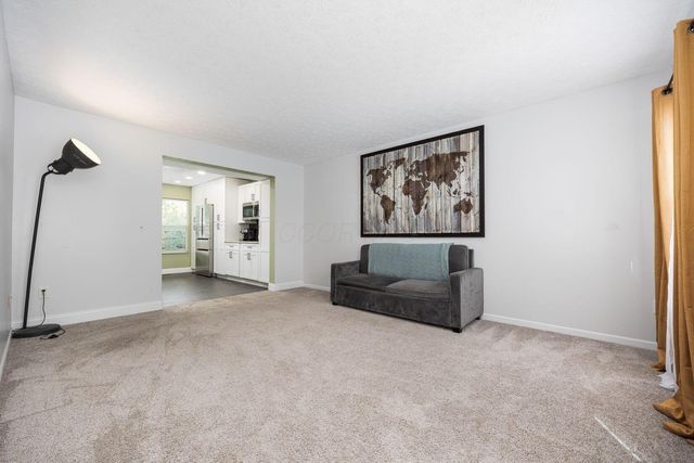 400 Sandmar Court, Pataskala, OH 43062