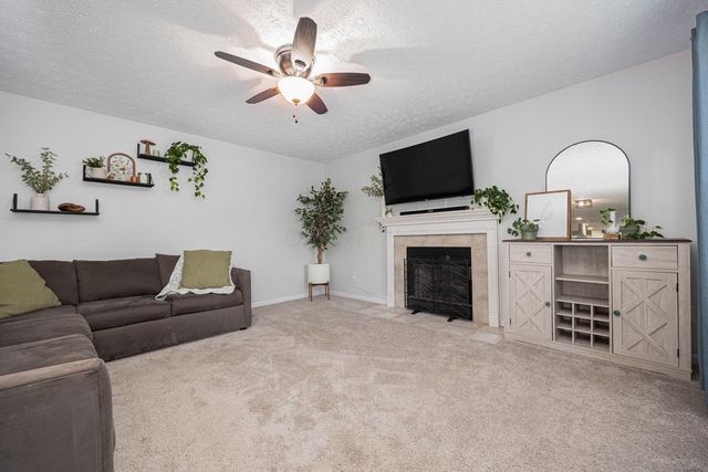 400 Sandmar Court, Pataskala, OH 43062
