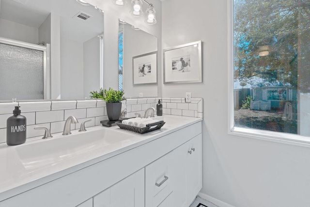 909 Hudgins ST, Smithville, TX 78957