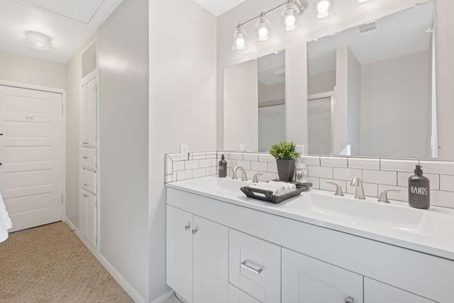 909 Hudgins ST, Smithville, TX 78957