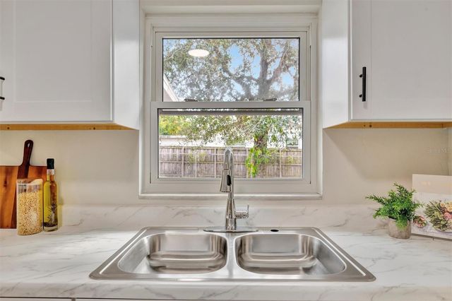 2003 E HANNA AVENUE, Tampa, FL 33610