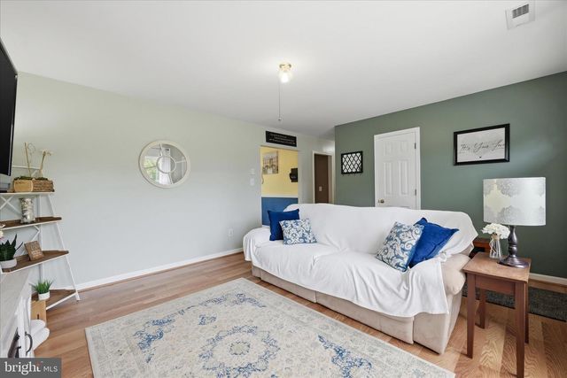 91 GRANNY SMITH RD, Linden, VA 22642