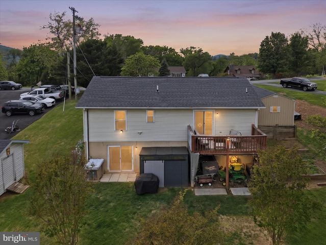 91 GRANNY SMITH RD, Linden, VA 22642