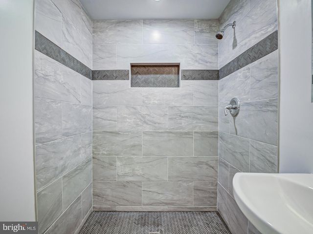 5 CLIMBING IVY CT, Germantown, MD 20874