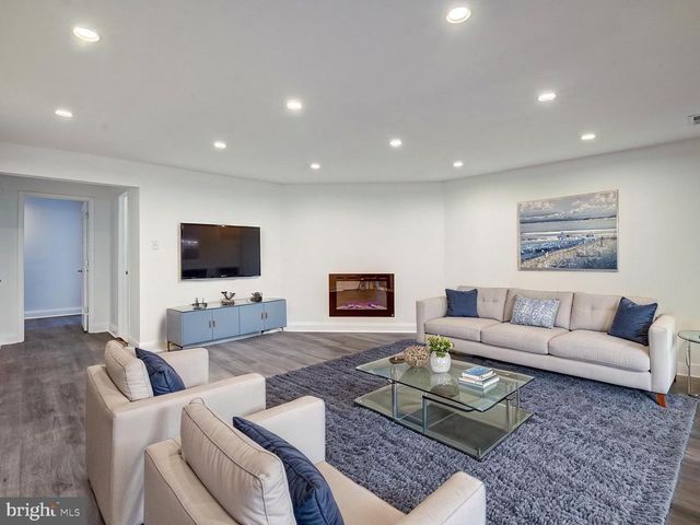 5 CLIMBING IVY CT, Germantown, MD 20874