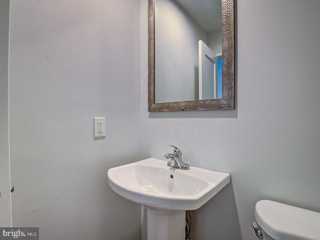 5 CLIMBING IVY CT, Germantown, MD 20874