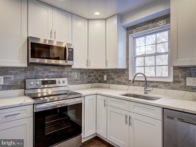 5 CLIMBING IVY CT, Germantown, MD 20874