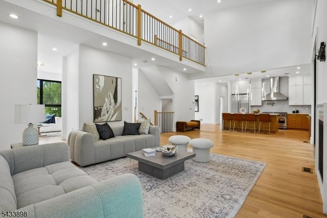 8 Fordham Rd, Livingston Twp., NJ 07039