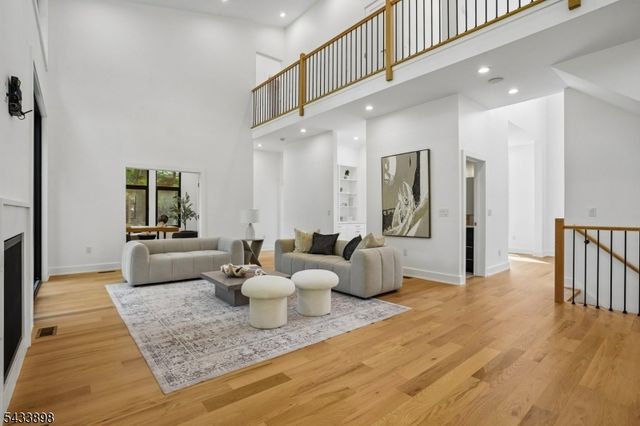 8 Fordham Rd, Livingston Twp., NJ 07039