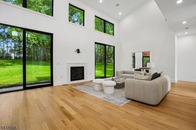 8 Fordham Rd, Livingston Twp., NJ 07039